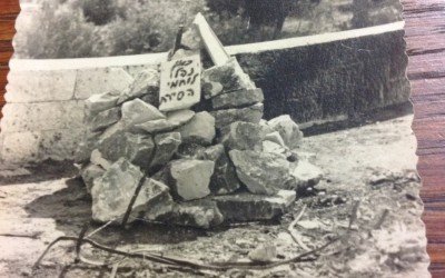 גל האבנים שהקימו החברים מיד עם הפגיעה של הג'יפ שכולם בו נהרגו