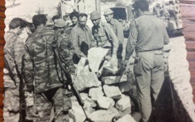 גל האבנים שהקימו החברים מיד עם הפגיעה של הג'יפ שכולם בו נהרגו