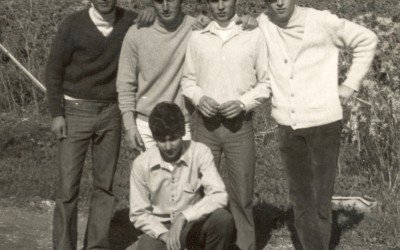 עם החברים במושב