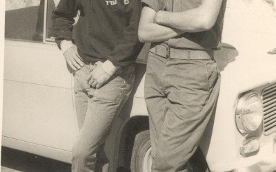 עם אחיו הבכור יעקב