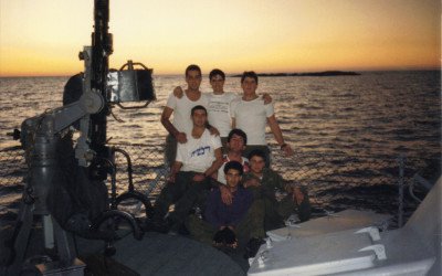 עם חברים על הספינה