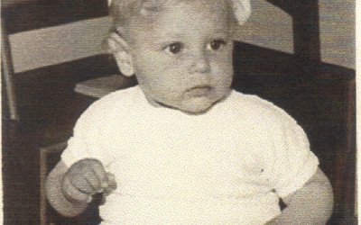 עם כובע לבן