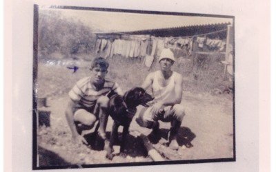 ראובן עם האח יעקב ועם הכלב דאלס בחצר הבית